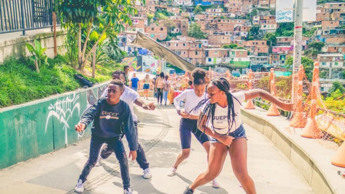 00 tours hero background