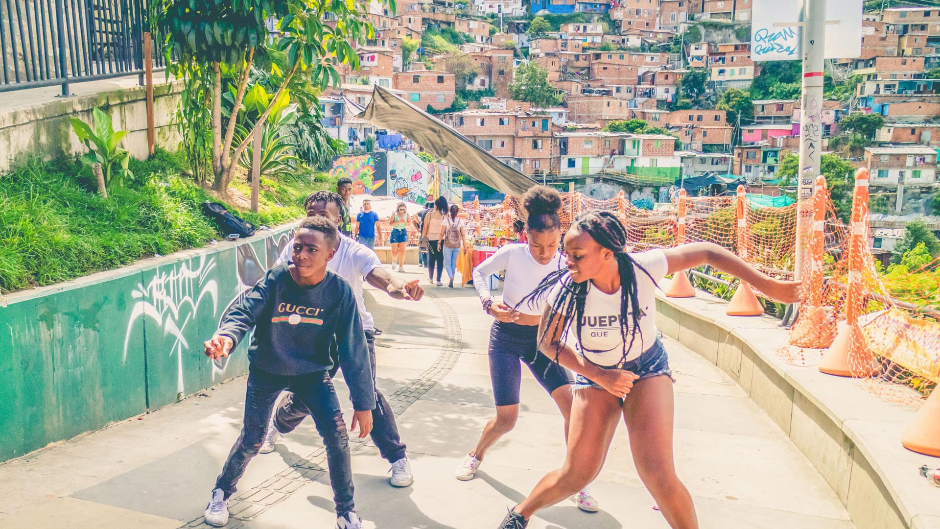 00 tours hero background